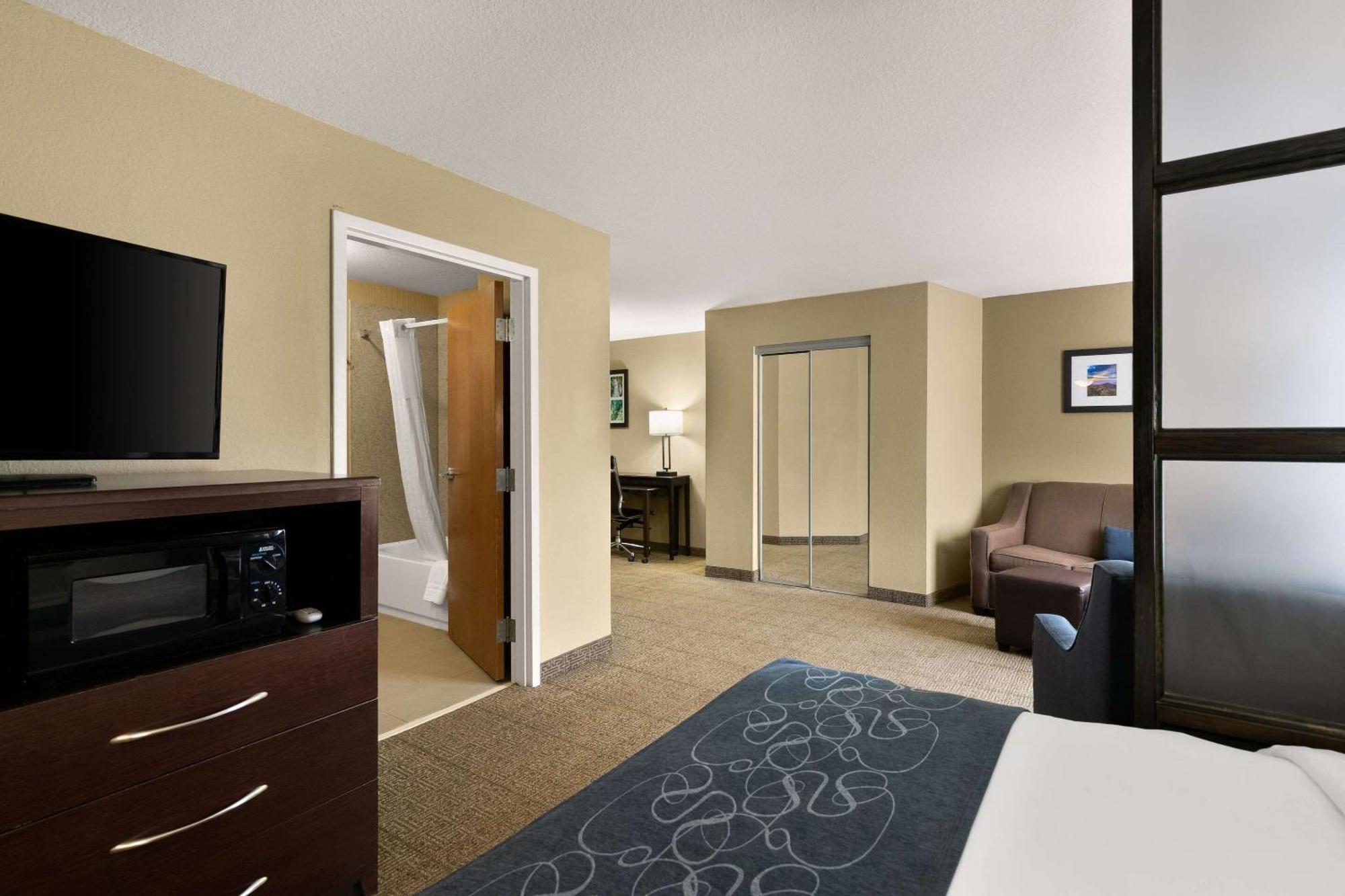 Comfort Suites Commerce Exterior photo