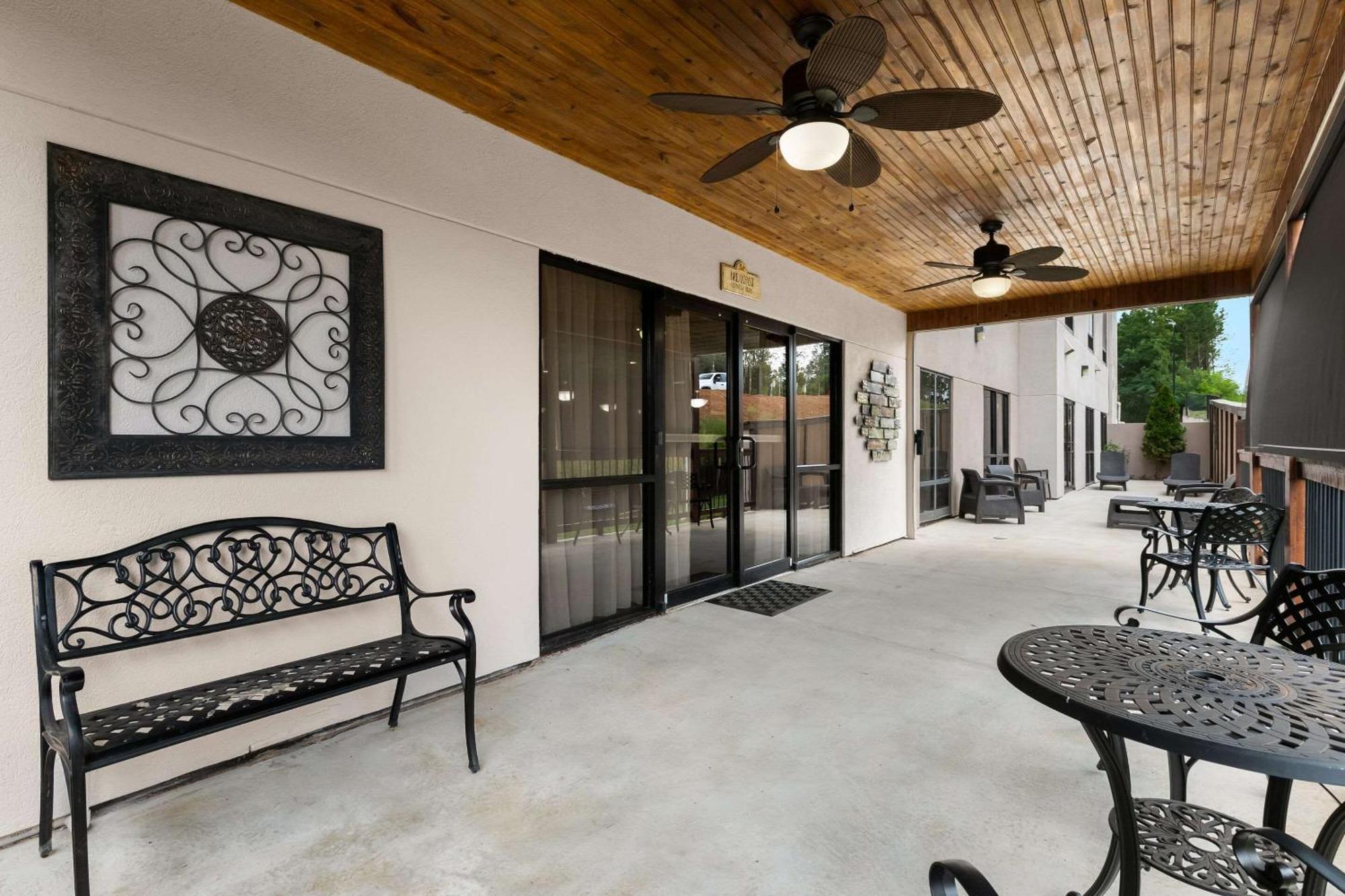 Comfort Suites Commerce Exterior photo