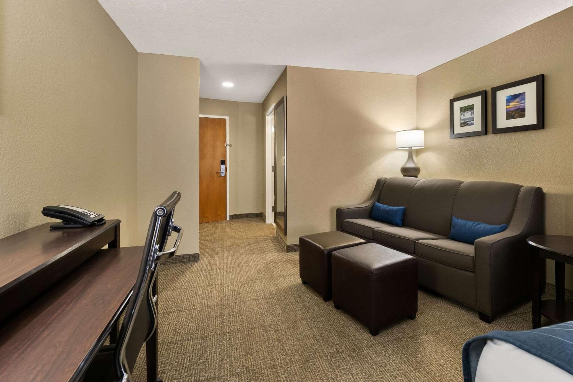 Comfort Suites Commerce Exterior photo