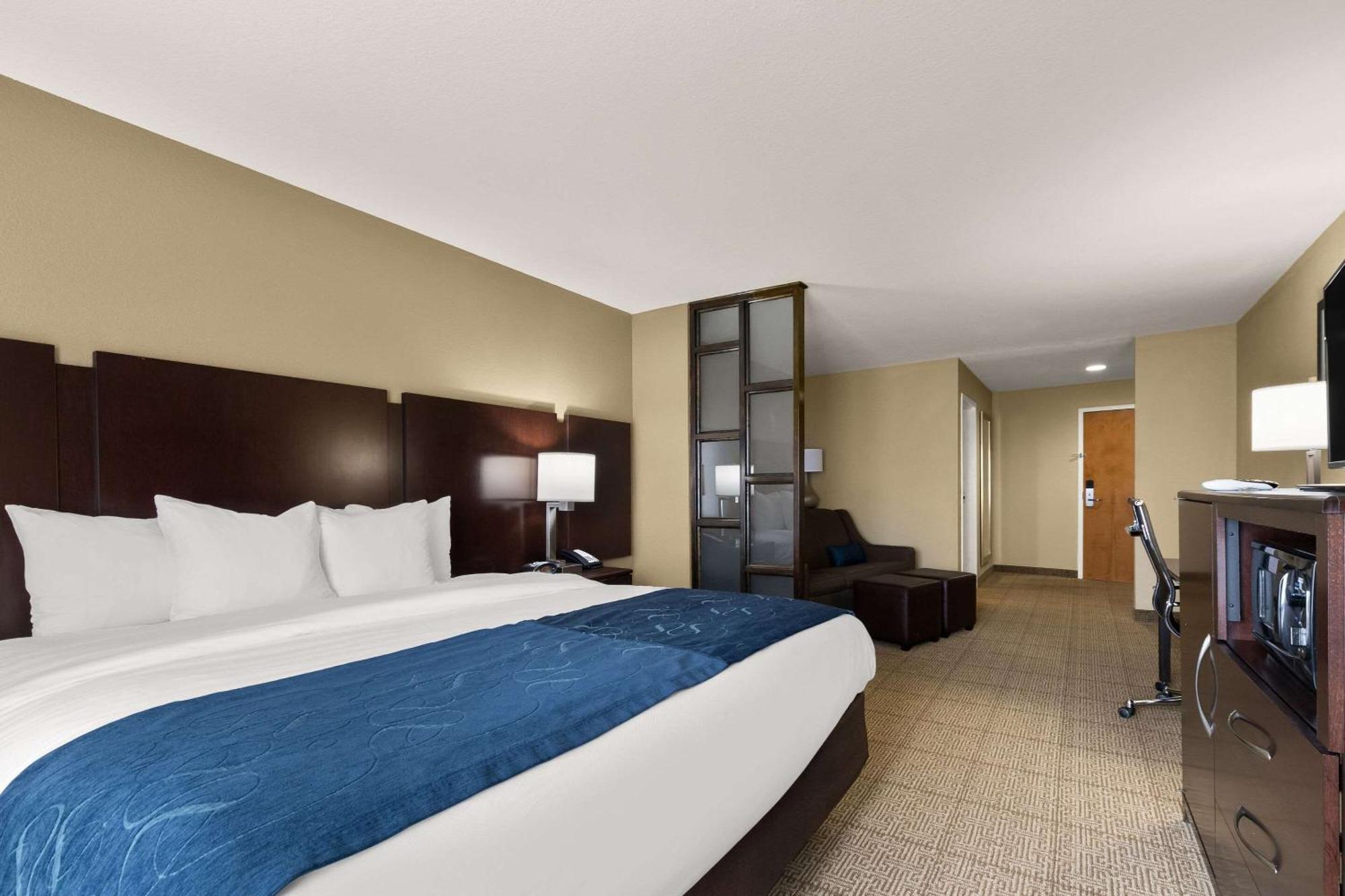 Comfort Suites Commerce Exterior photo