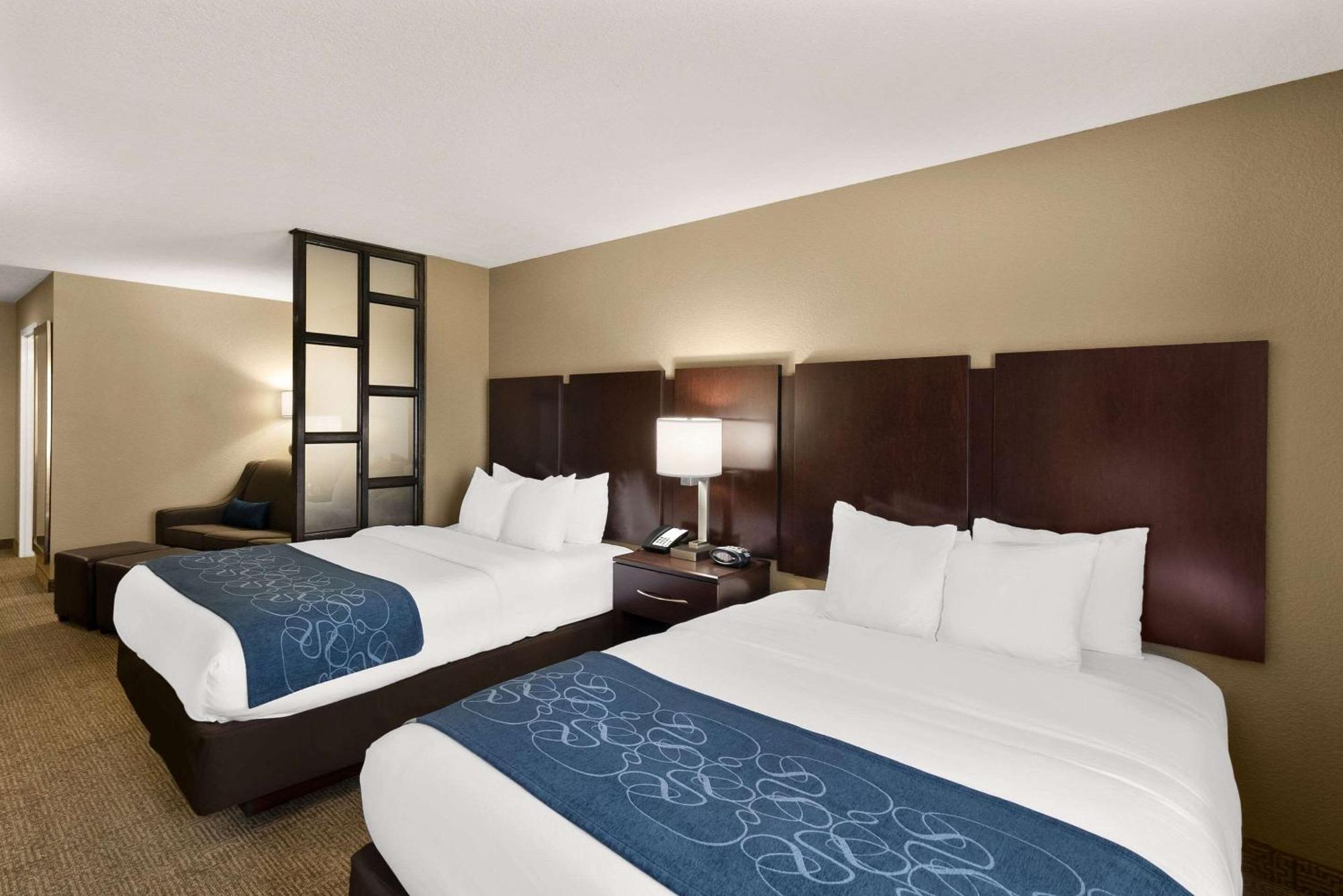 Comfort Suites Commerce Exterior photo