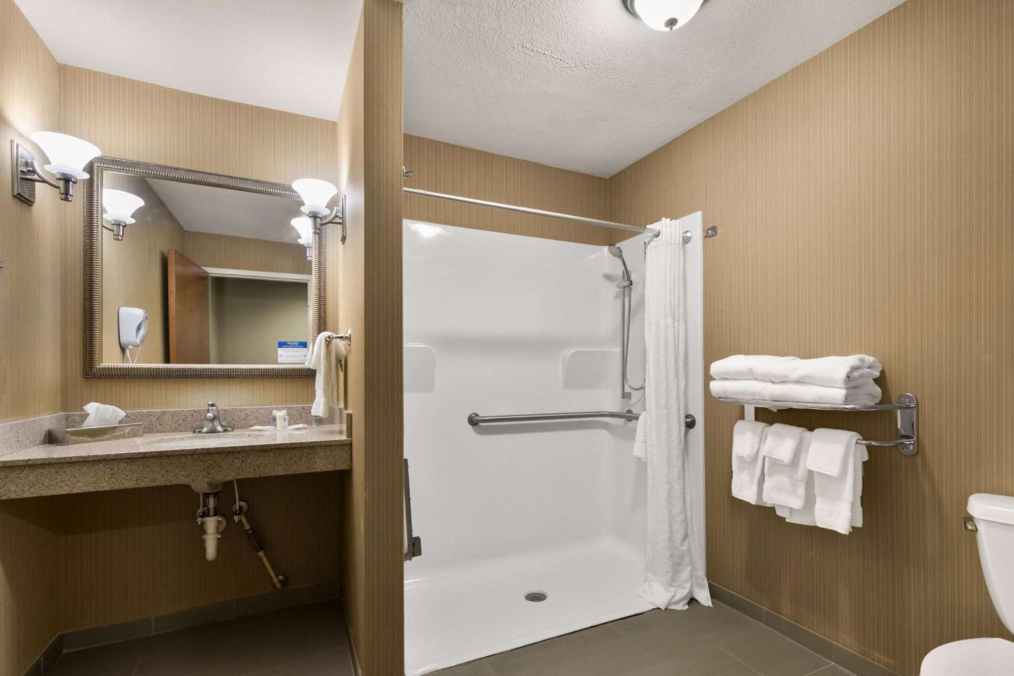 Comfort Suites Commerce Exterior photo