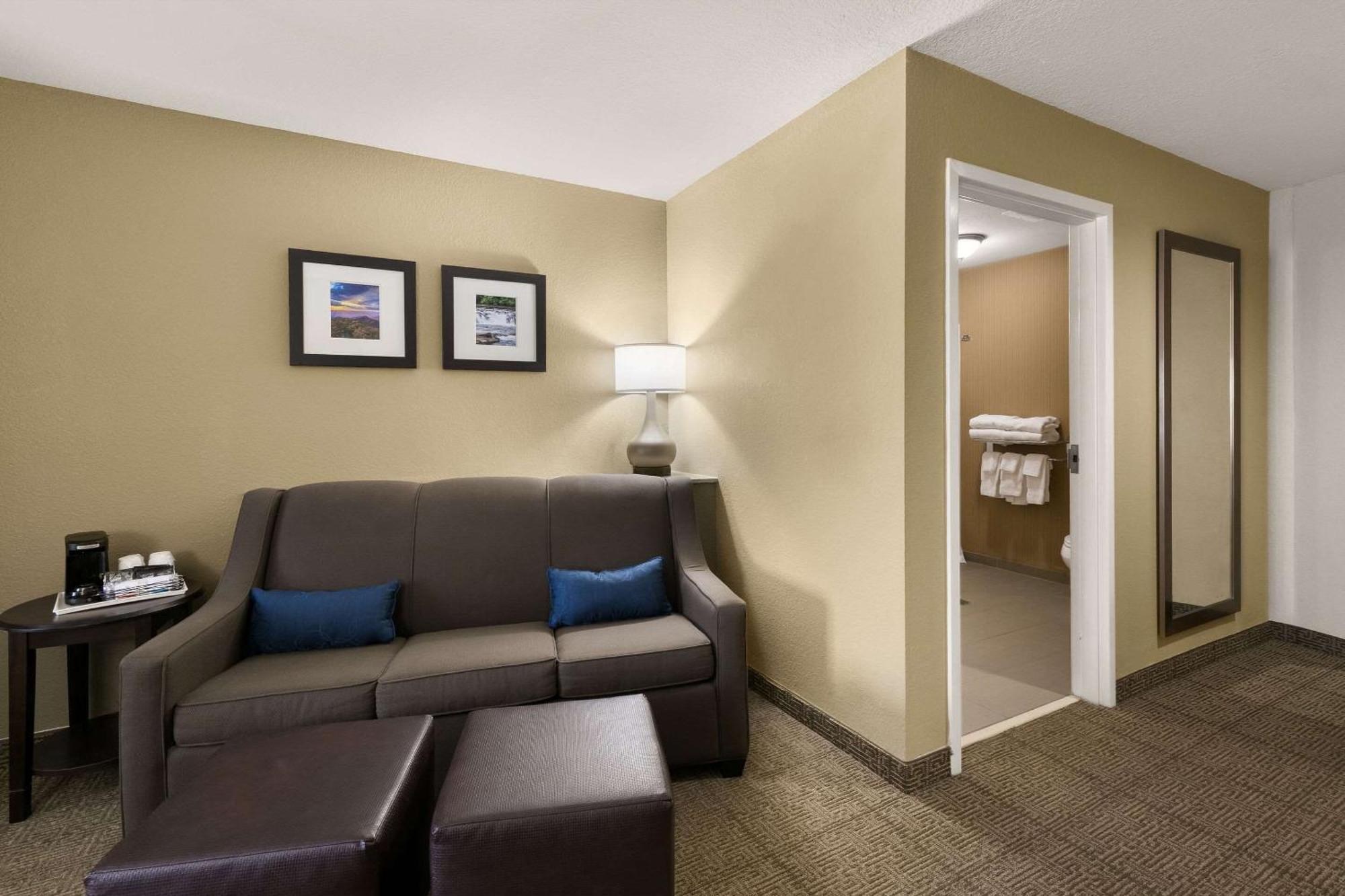 Comfort Suites Commerce Exterior photo